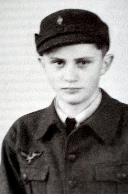 Imagen de Joseph Ratzinger con el uniforme del ejército alemán en 1943.