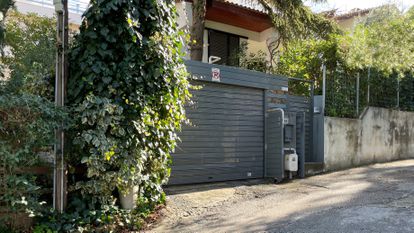 La puerta de la casa de un diplomático italiano en Atenas frente a la que su coche fue vandalizado el 2 de diciembre de 2022.
