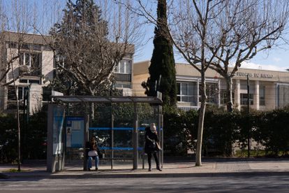 La zona de Madrid sin autobuses donde las únicas caminantes son quienes sirven a los ricos: “Nadie pensó en nosotras”