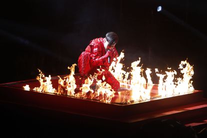 Agoney, otro de los favoritos, durante su despliegue escenográfico en la final.