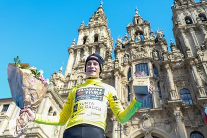 Jonas Vingegaard, ante la catedral de Santiago, en el podio final de O Gran Camiño.