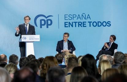 Alberto Núñez Feijóo, en el foro intermunicipal del PP, entre los expresidentes del Gobierno Mariano Rajoy y José María Aznar.