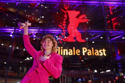 Thea Ehre sonríe con su Oso de Plata a la mejor interpretación secundaria, al acabar la ceremonia.