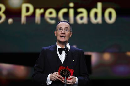 Paul B. Preciado recibe en el escenario la mención especial del jurado de los documentales gracias a 'Orlando, mi biografía política'.