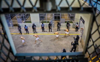 El departamento de prensa de la presidencia entregó docenas de fotografías del traslado a agencias internacionales.