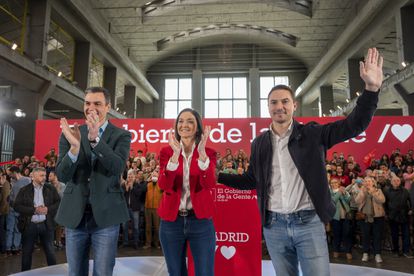 Pedro Sánchez, Reyes Maroto y Juan Lobato, este sábado durante el mitin del PSOE en el distrito madrileño de Villaverde.