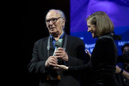 Carlos Saura, con la Biznaga de Honor de manos de Carla Simón, en marzo de 2022 en el festival de Málaga.