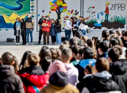 Al fondo, la familia de Emma, y en primer plano algunos de los estudiantes del IES Jérica-Viver.