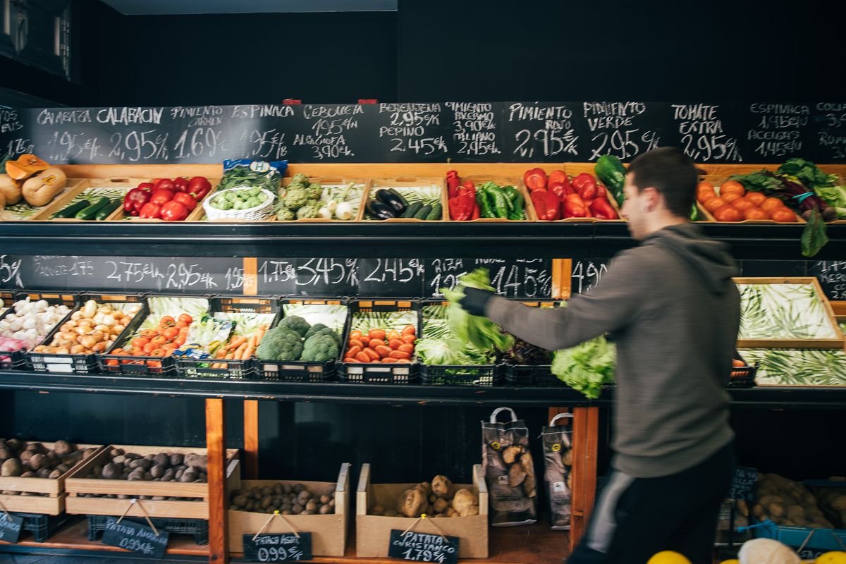 La subida del precio de los alimentos pierde fuerza en enero con la rebaja del IVA, pero aún supera el 15%