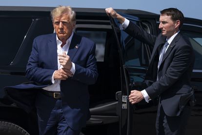 El expresidente Trump en el aeropuerto de West Palm Beach International Airport, el 25 de marzo, antes de abordar un avión para dar un mitin en Waco (Texas).