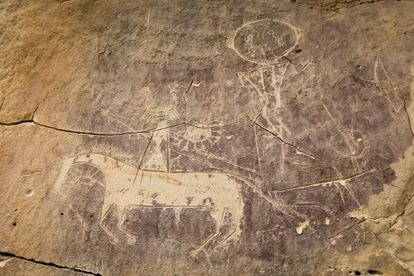 Petroglifo de caballo y jinete en Tolar, condado de Sweetwater, Wyoming (EE UU). Representación tallada por comanches o shoshones.