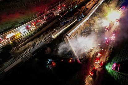 La Policía y el Ejército se han movilizado para ayudar en las tareas de rescate. En la imagen, los equipos de bomberos trabajan en la zona del accidente durante la pasada madrugada.