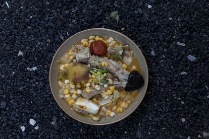 Plato de cachupa, elaboración típica de Cabo Verde.