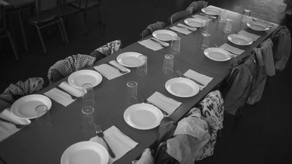 Una mesa de una cantina de colegio infantil.