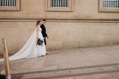 Una pareja de recién casados posan en una calle de Vigo.