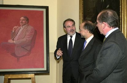 Pedro Solbes junto a Cristóbal Montoro y Rodrigo Rato, durante el acto de presentación de un retrato suyo en la sede del Ministerio de Hacienda en 2001.