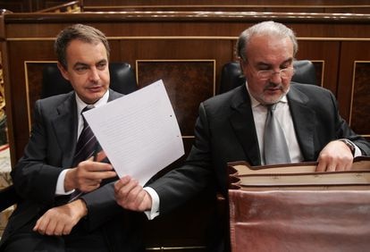 José Luis Rodríguez Zapatero recibe un papel de Pedro Solbes, en el pleno de debate de Presupuestos en el Congreso de los Diputados en 2007.