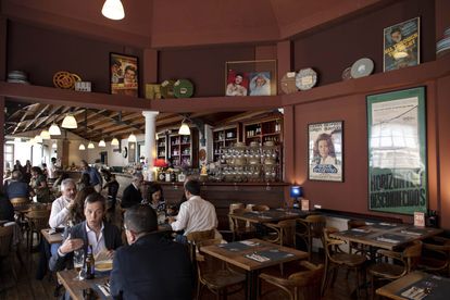 La sala principal del restaurante 39 degraus está repleta de referencias cinematográficas, ya que se encuentra en la filmoteca.