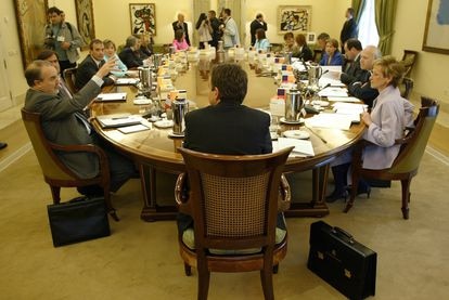 Pedro Solbes, a la izquierda, durante el primer Consejo de Ministros del Gobierno socialista de José Luis Rodríguez Zapatero, en el Palacio de la Moncloa el 19 de abril de 2004.