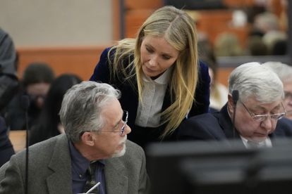 Gwyneth Paltrow habla con el optometrista jubilado Terry Sanderson, a la izquierda, mientras sale de la sala del tribunal después de la lectura del veredicto en su juicio, el jueves 30 de marzo de 2023, en Park City, Utah.