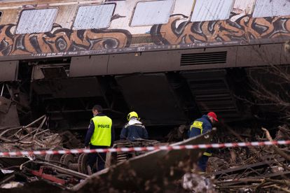 Bomberos buscan víctimas entre los restos de uno de los vagones siniestrados. El accidente se produjo cuando un convoy de pasajeros que cubría la ruta entre Atenas y Tesalónica colisionó con uno de mercancías.