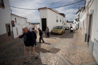 Varios vecinos de Jerez de los Caballeros en la mañana del jueves.