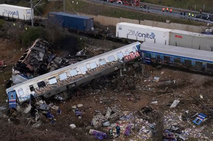 Al menos 36 muertos y decenas de heridos en el choque de dos trenes en el centro de Grecia
