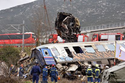 Una grúa retira piezas de los vagones accidentados.