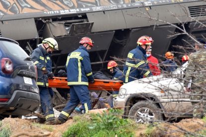 Grecia nunca había vivido un accidente de tal magnitud. Se han declarado tres días de luto, con banderas a media asta en todos los edificios públicos y suspensión de celebraciones públicas. En la imagen, bomberos trasladan el cuerpo de una víctima, en la escena del suceso, este miércoles.