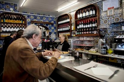 En O Bitoque sirven unos 200 menús diarios, algunos llevados hasta los domicilios de los mayores del barrio.