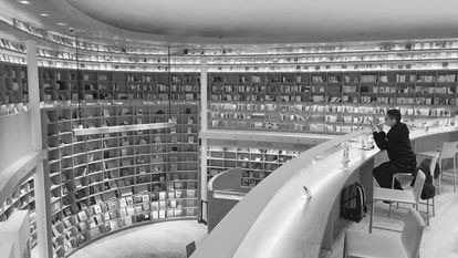 Un hombre lee en una librería de Shanghai (China), en febrero de 2024.