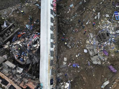 Imagen aérea del tren de pasajeros siniestrado en el que viajaban unos 300 pasajeros y 20 tripulantes.