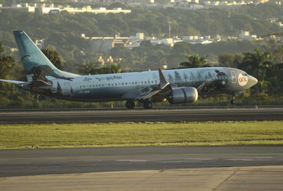 El avión comercial en el que el expresidente Bolsonaro ha llegado a Brasilia este jueves procedente de Florida, donde ha estado instalado desde que perdió el poder.