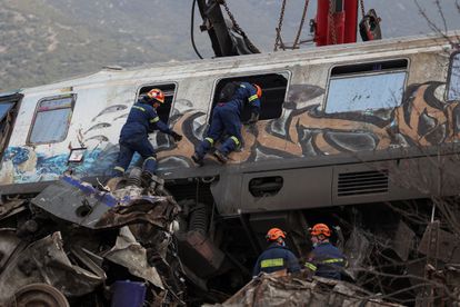 Bomberos buscan víctimas entre los restos de uno de los vagones siniestrados. El accidente se produjo cuando un convoy de pasajeros que cubría la ruta entre Atenas y Tesalónica colisionó con uno de mercancías.