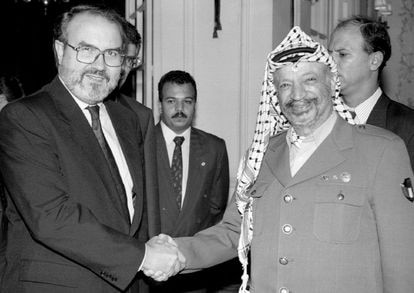 Yasir Arafat estrecha la mano del ministro de economía Pedro Solbes. El líder palestino se encontraba en Madrid para asistir a la asamblea del FMI, el 28 de septiembre de 1994.