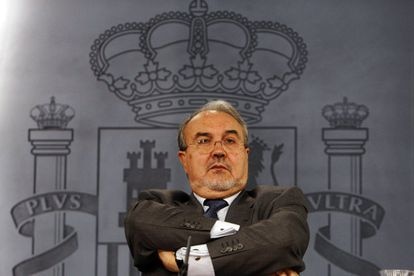 Pedro Solbes, durante la rueda de prensa posterior a la reunión del Consejo de Ministros en 2004.