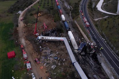 Vista aérea del lugar del choque entre el tren de pasajeros y el convoy de mercancías. Según los informes preliminares, el tren de pasajeros se desvió a un carril equivocado, por donde circulaba el tren comercial.