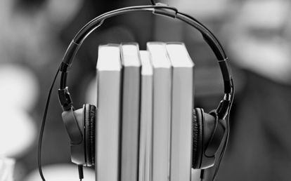 Auriculares alrededor de libros en la Feria del Libro de Leipzig (Alemania) en marzo de 2015.