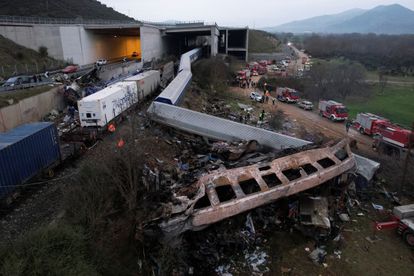 Uno de los vagones del tren de pasajeros se incendió tras el choque.