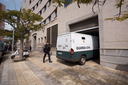 Un furgón de la Guardia Civil entra en el garaje de la Audiencia Provincial de Santa Cruz de Tenerife, donde la jueza del 'caso Mediador' interrogó al exdiputado del PSOE Juan Bernardo Fuentes Curbelo.