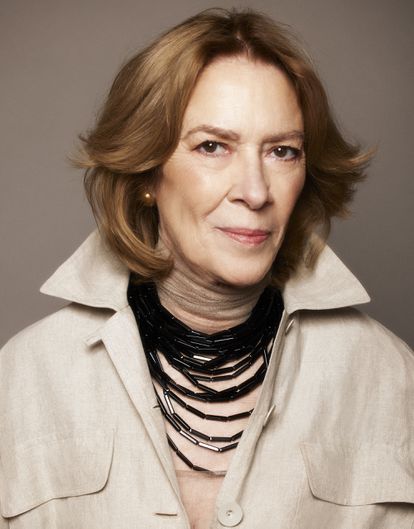 Susi posa con camisa de Max Mara, camiseta de Cortana, pendientes de Joaquín Berao y collares de Isidoro Hernández.