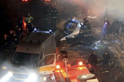 La colisión entre el tren de pasajeros y el tren de mercancías se ha producido poco antes de la medianoche. En la imagen, los bomberos tapan a una de las víctimas.