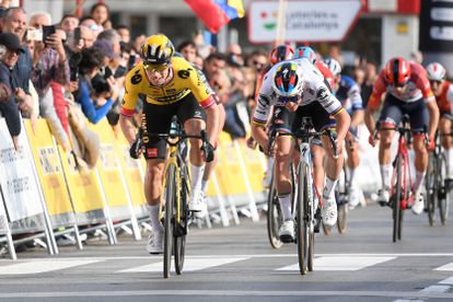 Roglic gana el 'sprint' de la primera etapa de la Volta sobre Evenepoel.