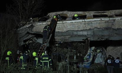 Personas de emergencias recuperan el cadáver de un convoy tras el accidente, este miércoles.