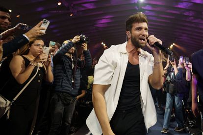 El cantante Pablo Alborán durante su actuación en la gala de los XXVII Premios de Cadena Dial.