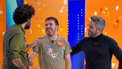 Orestes (centro) felicita a Rafa por su victoria ante la mirada del presentador del programa, Roberto Leal (derecha).