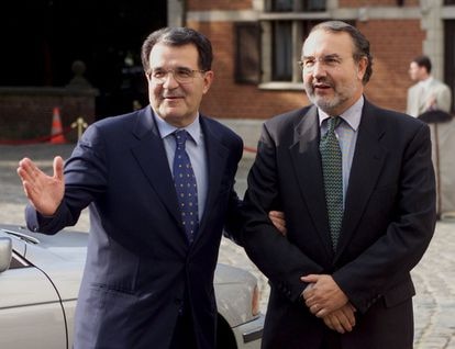 Romano Prodi recibe al recién nombrado Comisario Europeo de Asuntos Económicos y Monetarios, el español Pedro Solbes, en el castillo de Solhof cerca de Amberes, antes de una reunión informal de la Comisión en 1999.