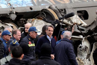 El primer ministro griego, Kyriakos Mitsotakis, visita el lugar del siniestro. “El drama se debe a un trágico error humano”, ha dicho el primer ministro Mitsotakis tras aceptar la renuncia del ministro de Transportes