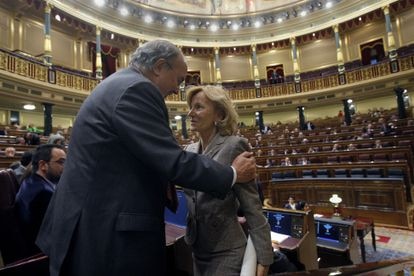 Pedro Solbes saluda a su sucesora en el cargo, la Vicepresidente segunda y ministra de Economía, Elena Salgado en un pleno en el Congreso de los Diputados, en abril de 2009.