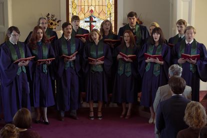 Candy Montgomery (Elizabeth Olsen) cantando en el coro de su parroquia metodista, en un fotograma de 'Love and Death'.